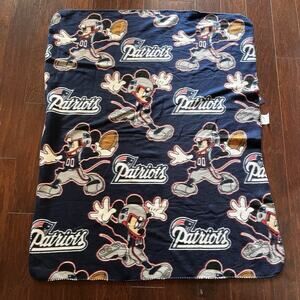 NFL New England Patriots DISNEY Mickey Mouse 50" x 38" Football Fleece Throw EUC